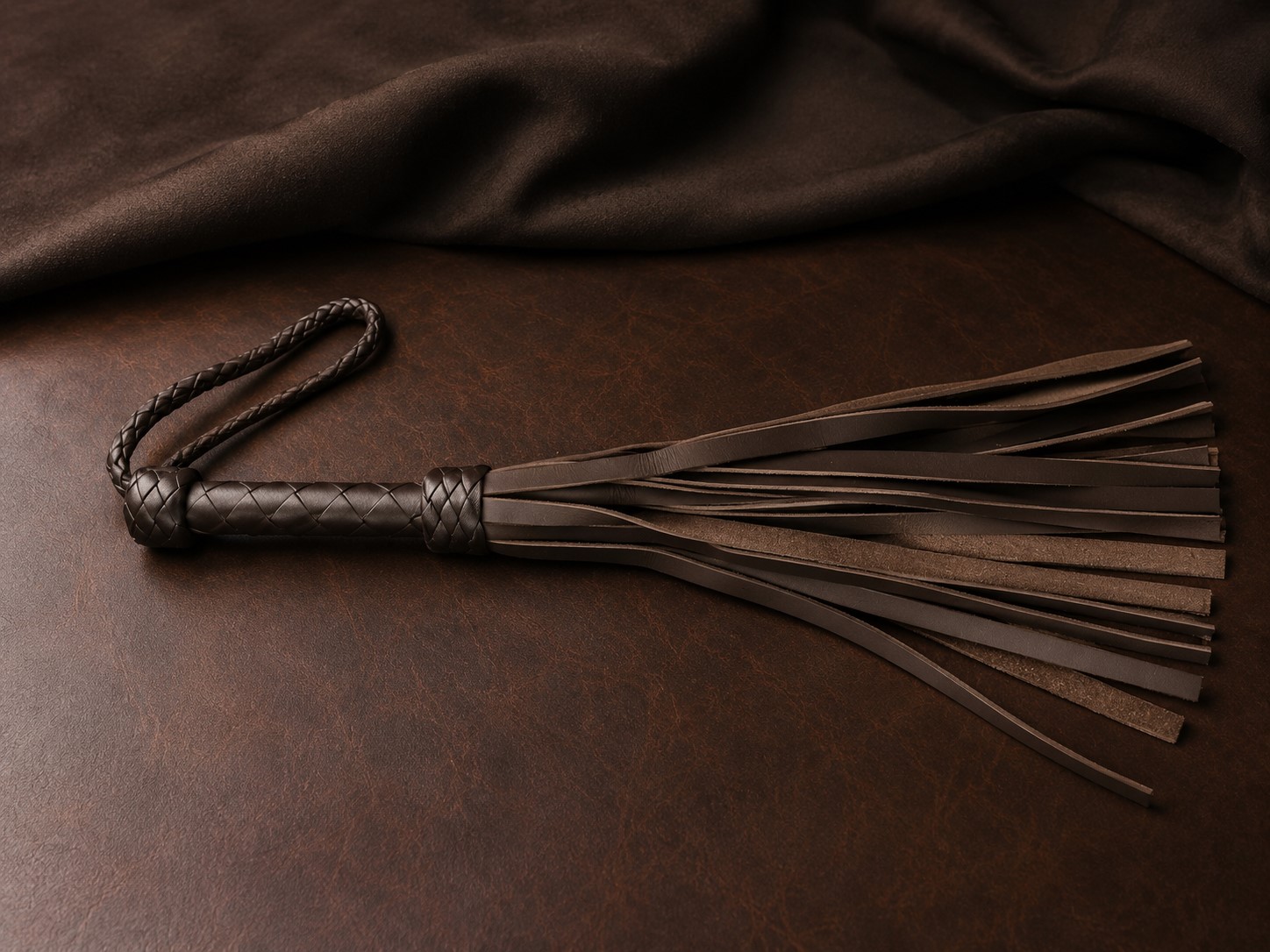 Flogger aus dunkelbraunem Leder